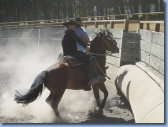 Reiter simulieren das Stoppen des Stiers - Rodeokurs in Chile mit Antilco.